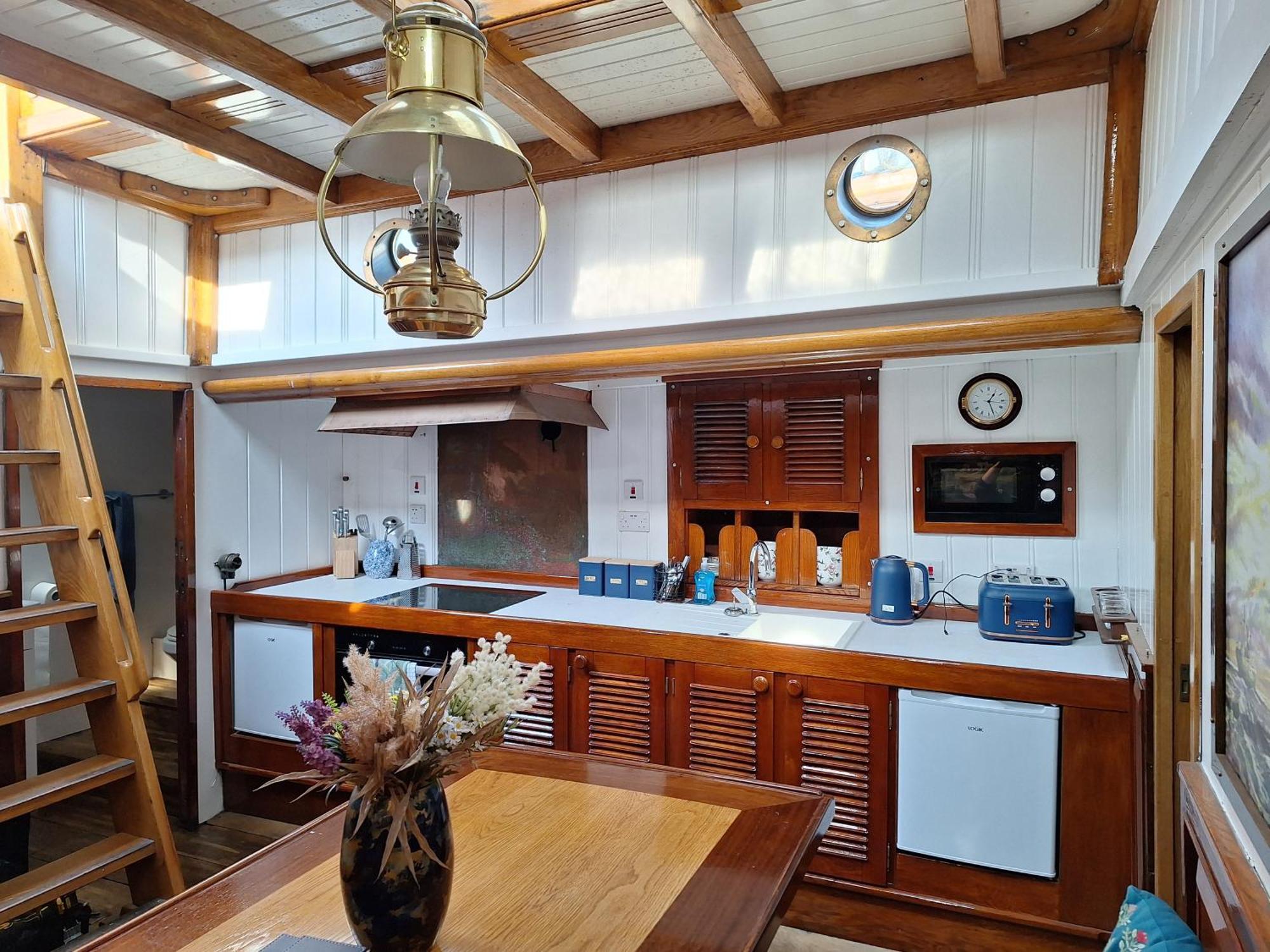 Historic Wooden Ship 'Ursula' Hotel East Cowes Ngoại thất bức ảnh