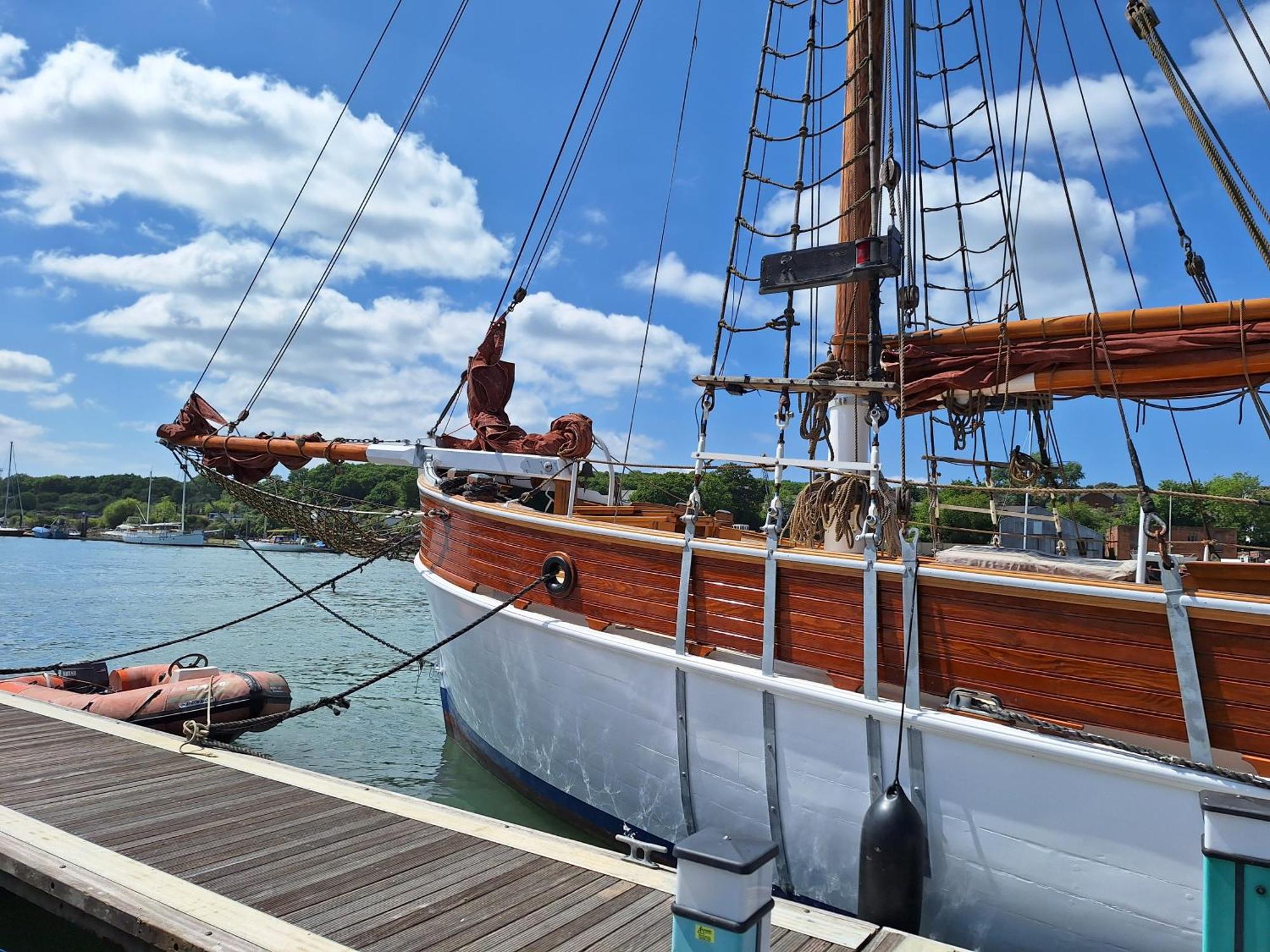 Historic Wooden Ship 'Ursula' Hotel East Cowes Ngoại thất bức ảnh
