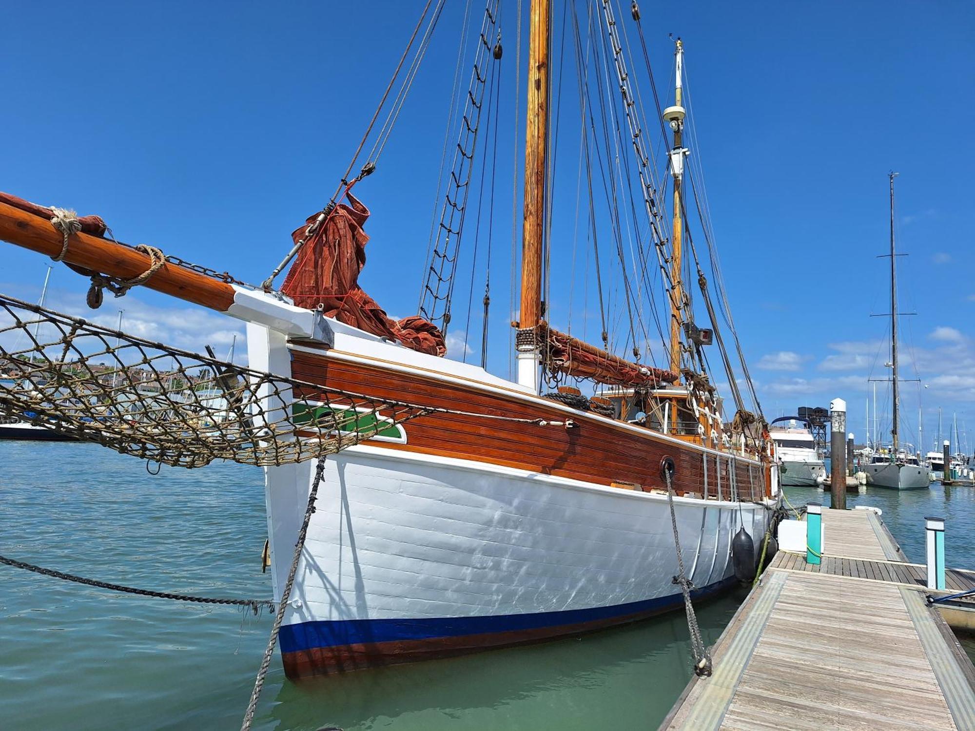 Historic Wooden Ship 'Ursula' Hotel East Cowes Ngoại thất bức ảnh