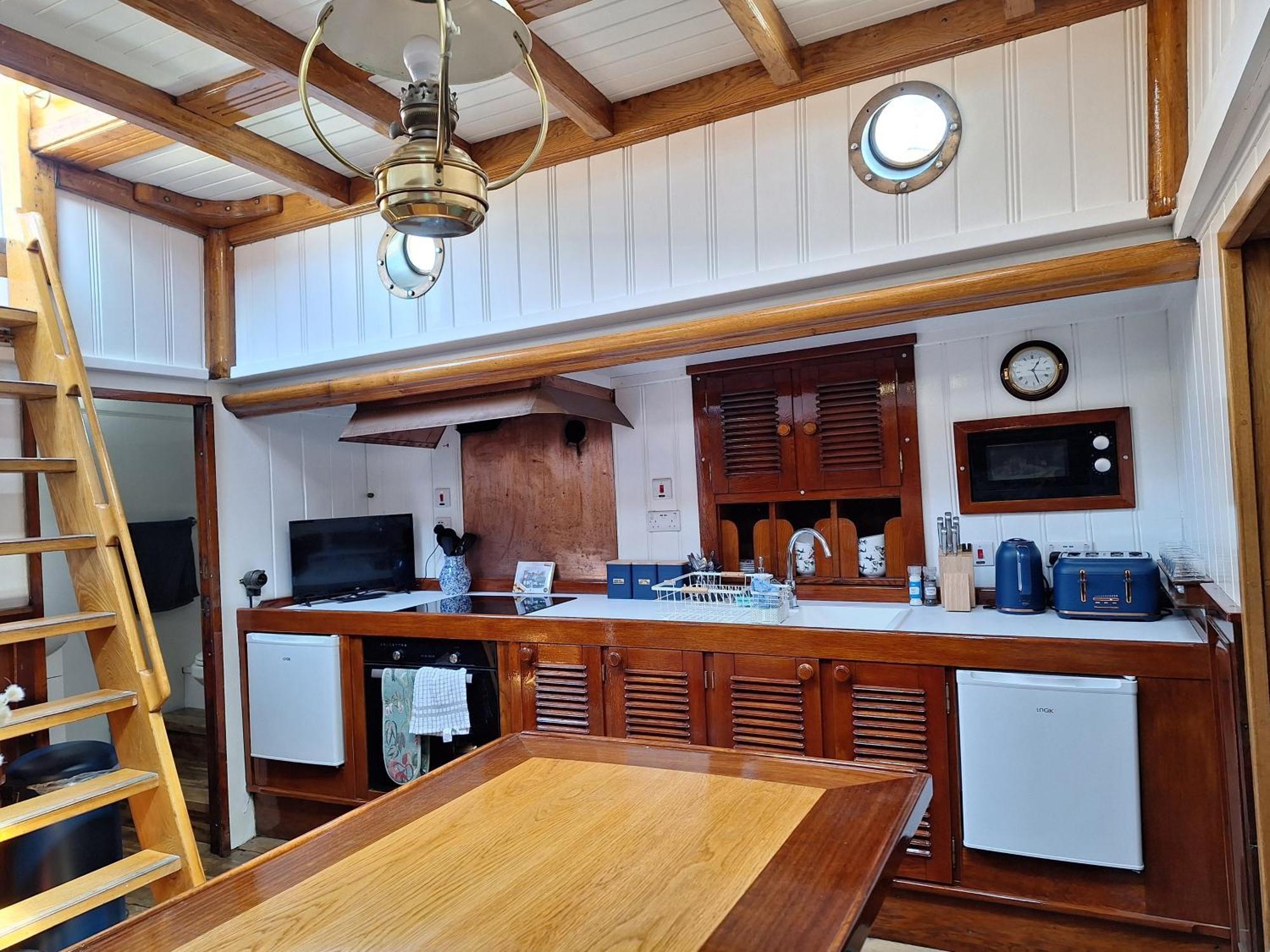 Historic Wooden Ship 'Ursula' Hotel East Cowes Ngoại thất bức ảnh